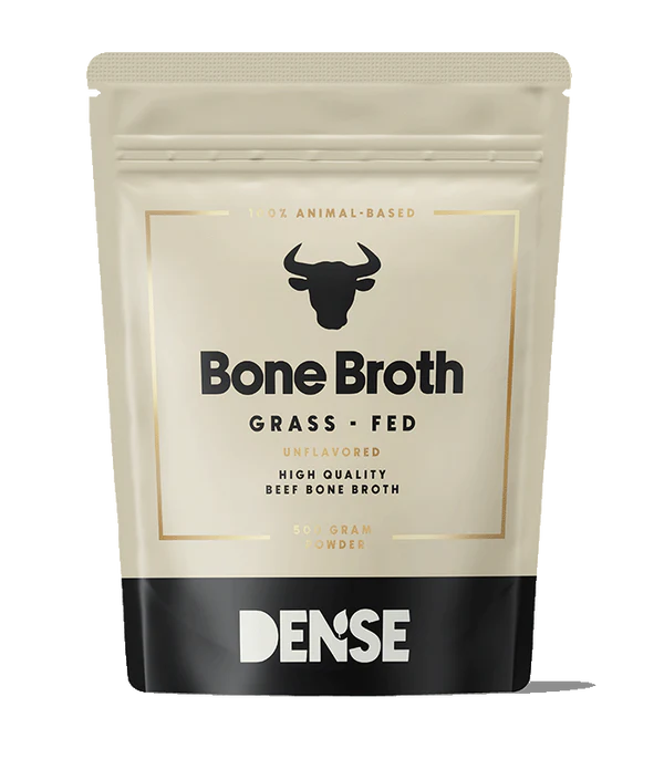 DENSE Luuliemijauhe; beige ja musta pussi tekstillä "Bone Broth Grass-Fed" härkäkuvakkeineen, mauttomaksi valmistettua laadukasta naudan luuliemijauhetta, 50 grammaa; taipuisa mattapintainen pystyssä seisova pakkaus; lihavoitu musta ja valkoinen groteskifontti, etikettiteksti selkeästi aseteltu etusivulle; tuote keskitettynä valkoista taustaa vasten, ei ihmisiä tai käsiä.