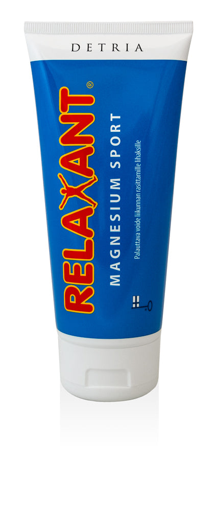 Detria Relaxant Magnesium Sport; sininen tuubi mattapinnalla seisoo pystyssä valkoisella korkilla ja suorakaiteen muotoisella runolla; etiketissä teksti ”RELAXANT MAGNESIUM SPORT” ja ”Detria” lihavoidulla groteskityyppografialla, selkeä kontrasti tekstin ja taustan välillä; ei ihmisiä tai käsiä näkyvissä; tausta kokonaan valkoinen, luoden neutraalin ympäristön tuotekuvalle.