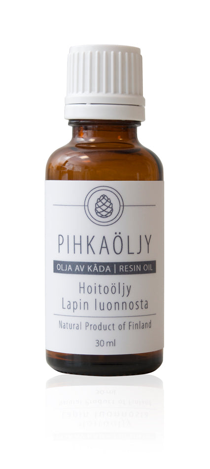 Detria Relaxant Pihkaöljy 10%; pieni ruskea lasipullo tekstillä ”Pihkaöljy Resin Oil” ja valkoinen muovinen kierrekorkki, sisältää 30 ml nestettä; lieriömäinen pullo kiiltäväpinnalla, pystyssä tasaisella valkoisella taustalla; mattapintaisessa etiketissä painettua suomen- ja englanninkielistä tekstiä, mainita tilavuudesta ja alkuperästä sekä käpykuvitus mustin viivoin; ei ihmisiä tai muita esineitä näkyvissä.
