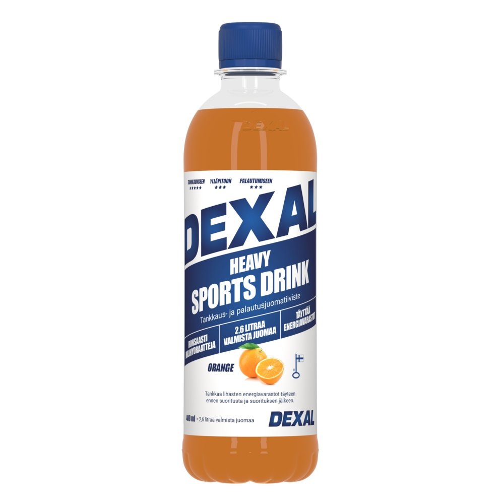 Dexal Heavy Tankkausjuomatiiviste Appelsiini; pullo Dexal Heavy Sports Drink -tankkausjuomatiivistettä appelsiinin maussa, sininen ja valkoinen etiketti dynaamisin tekstein ja appelsiiniviipalekuvituksin; eloisa oranssi juoma kirkkaassa muovipullossa valkoisella korkilla; etiketissä lihavoitua modernia typografiaa, ”Dexal” näkyvin tekstinä; pullon pinta kiiltävä; ei ihmisiä tai käsiä näkyvissä; tausta tasainen valkoinen, tuote keskitettynä silmien tasolta kuvattuna.