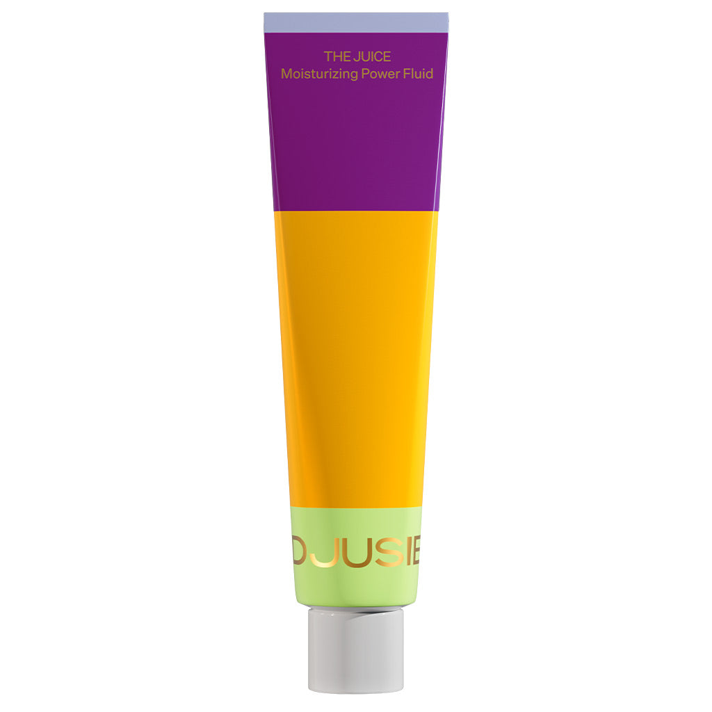 Putkilo, jossa lukee DJUSIE The Juice Moisturizing Power Fluid, näyttävä violetti, keltainen ja vihreä abstrakti kuvio, seisoo pystyssä tasaisella alustalla; putkilo lieriömäinen mattapinnalla ja valkoisella korkilla; tuotenimi ja brändi lihavoidulla groteskikirjasimella etusivulla; tausta valkoinen, ei ihmisiä tai käsiä näkyvissä kuvassa.