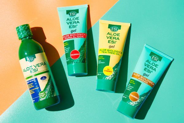 ESI Aloe Vera Täysmehu; neljä ESI Aloe Vera -tuotetta aseteltuna vinottain keltaisen ja turkoosin jaetun taustan päälle, mukana läpinäkyvä pullo vihreällä läppäkorkilla sekä kolme eriasteisen vihreää mattapintaista tuubia; kaikissa valkoista ja vihreää groteskitekstiä, jossa mainitaan rauhoittavia ja kosteuttavia hyötyjä; ei ihmisiä tai käsiä kuvassa.