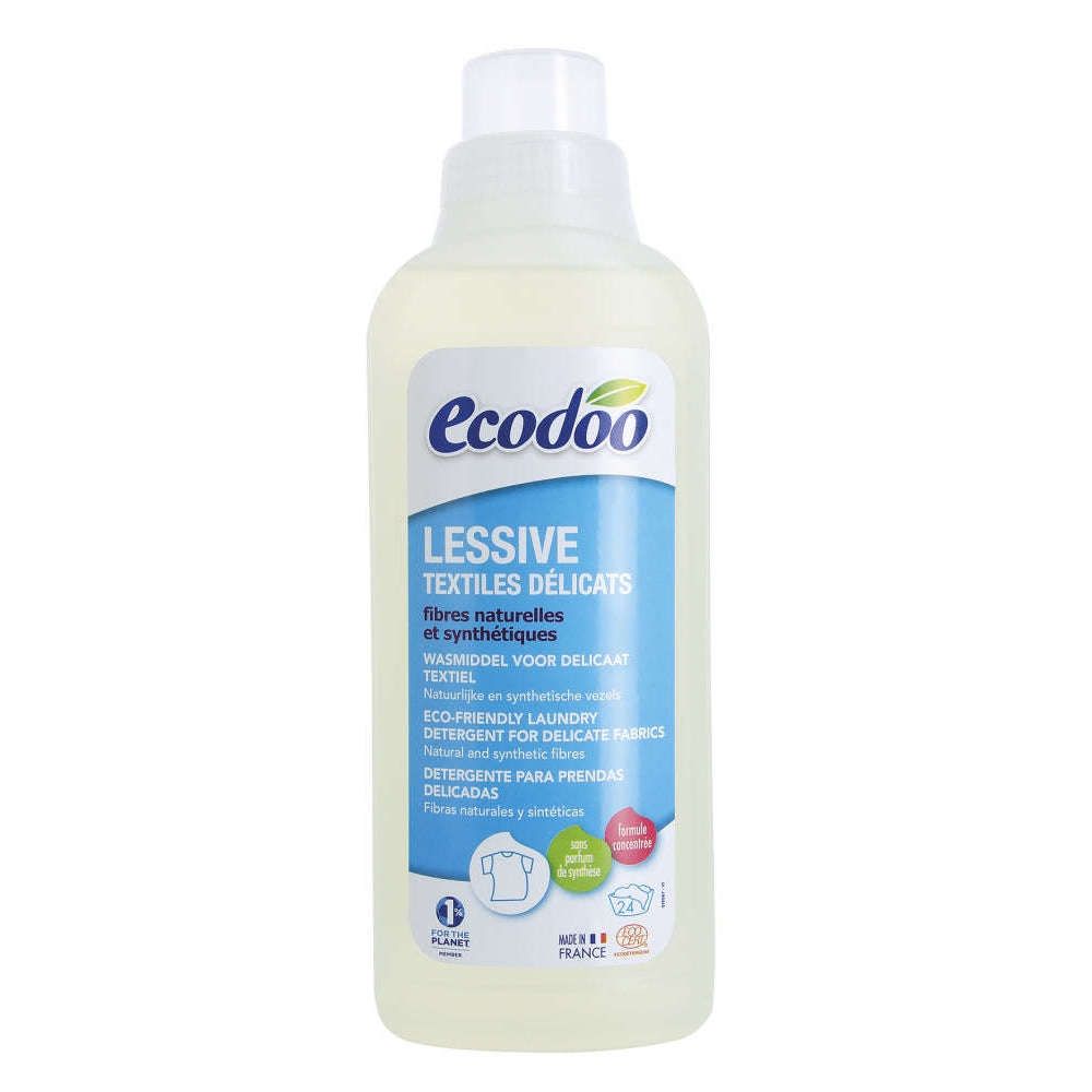 Ecodoo Villa- ja hienopesuaine; pullo Ecodoo-pesuainetta herkille kankaille, sinisin ja valkoisin ranskankielisin merkinnöin, ekologisin ainesosin ja kirkkaalla korkilla; muovipullo opaakin valkoinen kaarevin kyljin, kiiltäväpintainen ja kiinteä kädensija; päätekstin kirjasin groteskia, "Ecodoo" erottuu paksuina sinisin kirjaimin; tuote kuvattu pystyssä pelkistettyä valkoista taustaa vasten.