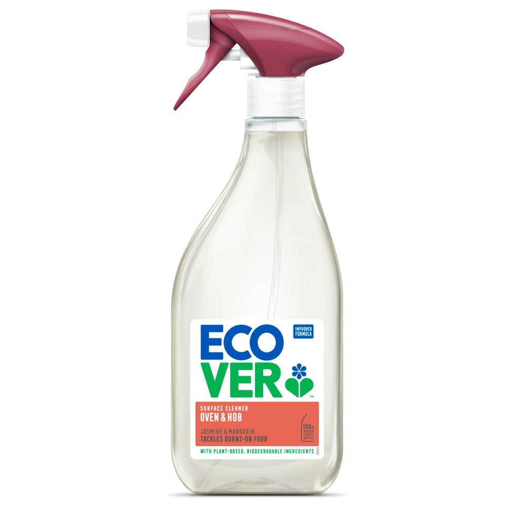 Ecover Uunin- ja Liedenpuhdistusaine Jasmine & Mandariini; kirkas muovinen suihkepullo Ecover Surface Cleaner Oven & Hob -puhdistusainetta kiiltäväpinnalla, punainen liipaisinsuutin ja kulmikas muoto; sinivihreä etiketti groteskifontilla, luettavassa tekstissä plant-based, biodegradable ingredients; pullo esillä valkoisella taustalla hyvin valaistussa tuotekuvassa; ei ihmisiä tai käsiä.