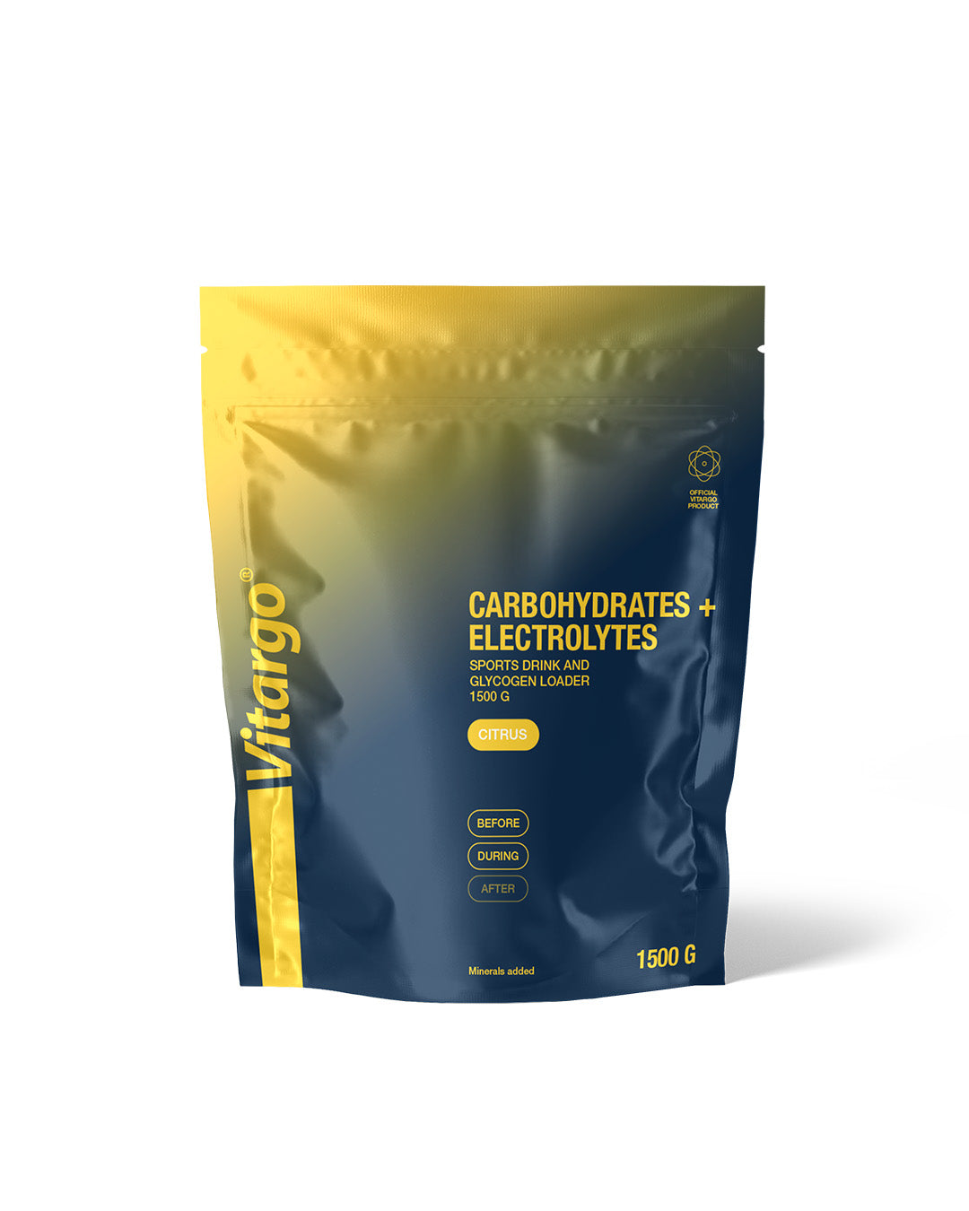 Sininen ja keltainen Vitargo-pussi mattapinnalla, suorakulmainen ja uudelleensuljettavalla yläreunalla. Etupuolella on lihavoitua valkoista ja keltaista typografiaa; luettavassa etiketissä lukee Carbohydrates + Electrolytes, sitruksen makuinen, 1500 g. Ihmisiä tai muita esineitä ei näy; tausta on neutraali. Koko tuote näkyy keskitetyssä studiokuvassa. Tuote on urheilujuoman hiilihydraattilataaja, joka on suunniteltu käytettäväksi ennen liikuntaa, sen aikana tai jälkeen.