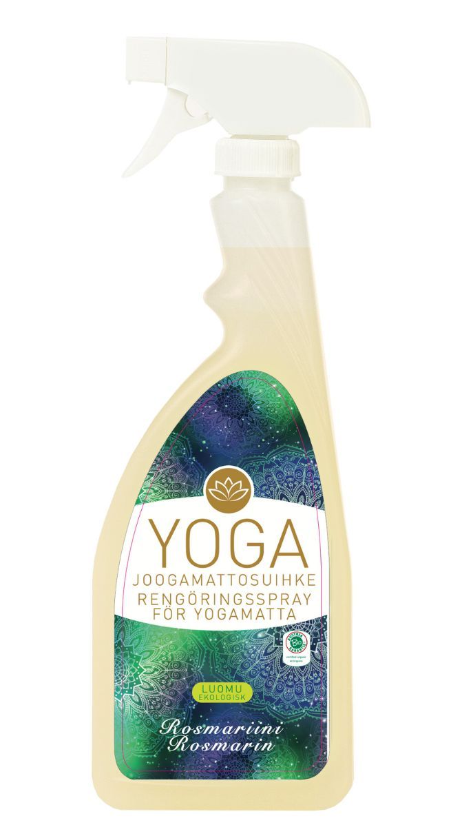 Eliah Sahil Joogamaton Puhdistussuihke Rosmariini; suihkepullo tekstillä ”Yoga Mat Cleaner” suomeksi, ruotsiksi ja englanniksi; pullo läpinäkyvä valkoisella muovisella liipaisinsuihkukärjellä; suorakaiteen muotoinen etiketti vihreä ja sininen geometrisin ja kukka-aiheisin koristekuvioin; luettava tuoksukuvaus raikastava rosmariini; pakkauksen pinta vaikuttaa mattapintaiselta; ei ihmisiä tai käsiä; tausta tasainen, tavanomainen tuotekuva.