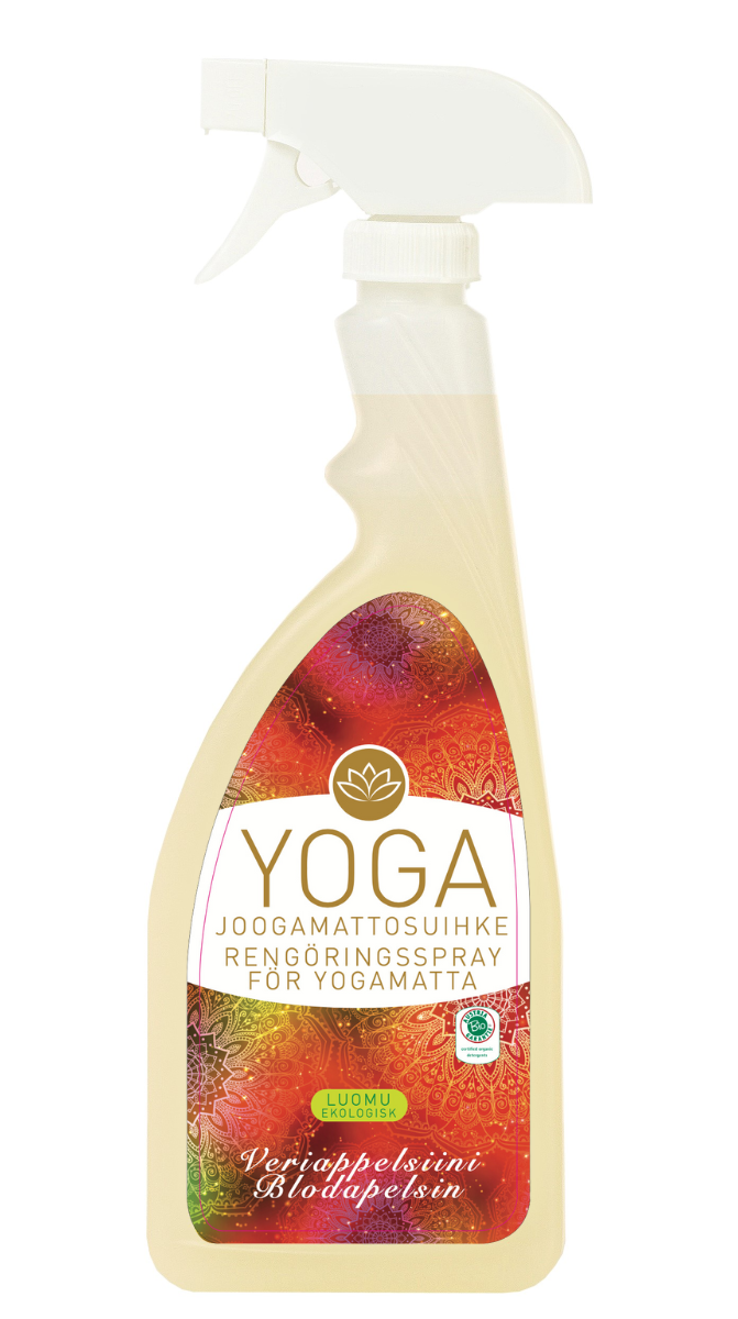 Eliah Sahil Joogamaton Puhdistussuihke Veriappelsiini; suihkepullo tekstillä ”YOGA rengöringsspray för yogamatta”, koristeellisia kuvioita sekä suomen- ja ruotsinkielistä tekstiä etusivulla; valkoinen muovipullo kiiltäväpinnalla, lieriömäinen muoto, liipaisintyyppinen suutin; etiketissä modernia groteskityyppografiaa; ei ihmisiä tai toimintaa; tausta neutraali, tuote pystyasennossa keskitettynä kuvassa.