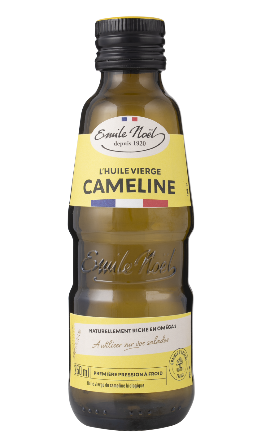 Emile Noël Luomu Camelinaöljy, 250 ml pullo keltaisella etiketillä ja mustalla korkilla, luonnostaan runsaasti omega-3:a, sopii salaattien maustamiseen; pullo kirkasta lasia, sylinterimäinen ja kiiltävä; etiketti kirkkaan keltainen tummanvihrein groteski- ja käsialafontein tuotetiedoin; korkki musta, sileä muovi ja mattapintainen; tausta valkoinen, ei ihmisiä, käsiä eikä rekvisiittaa, tuote keskitettynä kuvaan.
