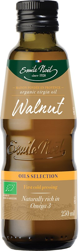 Emile Noel Luomu Saksanpähkinäöljy, ensimmäisen kylmäpuristuksen luomuöljy, luonnostaan runsaasti Omega 3:a, vihreä-kultainen etiketti; 250 ml pullo korostaa luomulaatua; lasipullo tummalla pinnalla, sylinterimäinen ja kiiltävä, muovinen kierrekorkki; pääteksti valkoisella ja kultaisella antiikvafontilla mattapintaisella etiketillä; tausta neutraali, tuote keskitetty, ei ihmisiä eikä muita esineitä näkyvissä.
