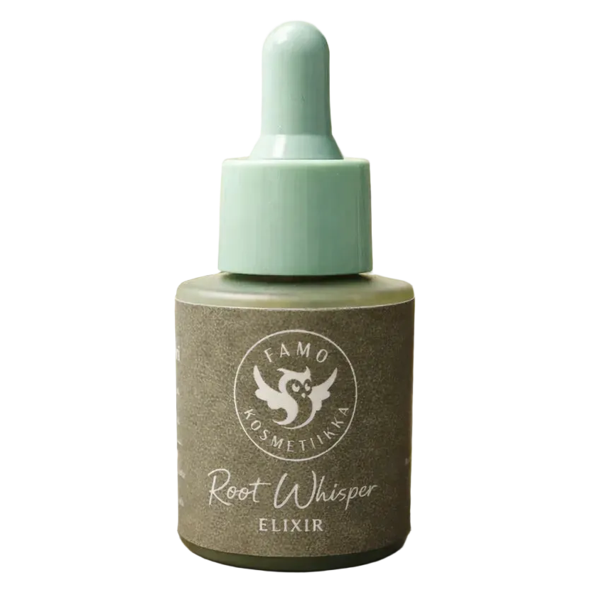 Famo Root Whisper Elixir: pieni pullo vihreällä tiputinkorkilla, jossa teksti "FAMO KOSMETIKA Root Whisper Elixir" ruskeaa taustaa vasten, valkoinen logo siivekkäästä hahmosta ja kasviaiheisia vihjeitä; pullo on sylinterimäinen, läpikuultava ja mattapintainen; etiketin teksti on selkeää groteskikirjasinta; ei ihmisiä tai käsiä kuvassa.