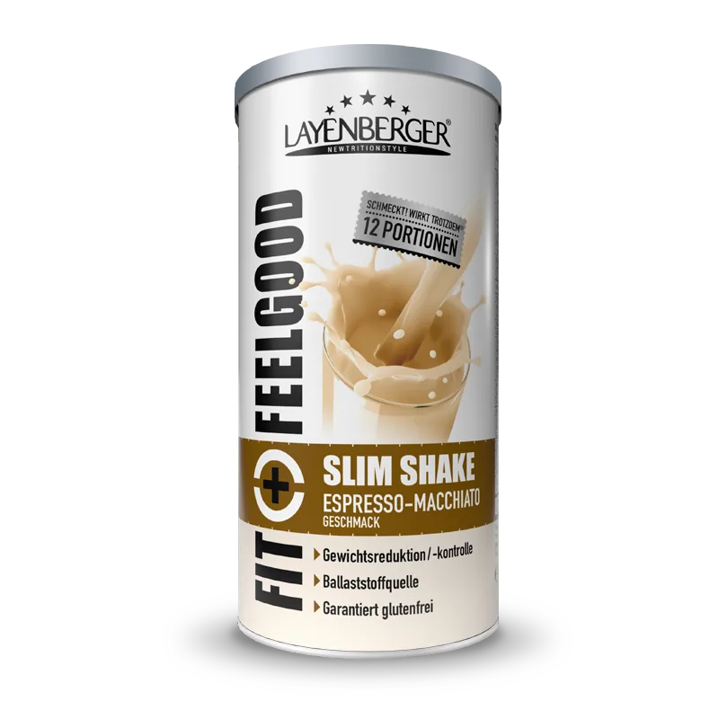 Fit+ Feelgood Slim Shake Espresso Macchiato; sylinterinmuotoinen purkki, espresso-macchiato-makua, mattapintaista materiaalia painetulla etiketillä; pakkauksessa suuri roiskuva juomakuva, tuotenimi lihavoidulla groteskikirjasimella ja kuvakkeet gluteenittomuudesta, runsaasta kuidusta ja painonhallinnasta; ei ihmisiä tai käsiä näkyvissä; tausta neutraali; studiotuotekuva silmän korkeudelta.