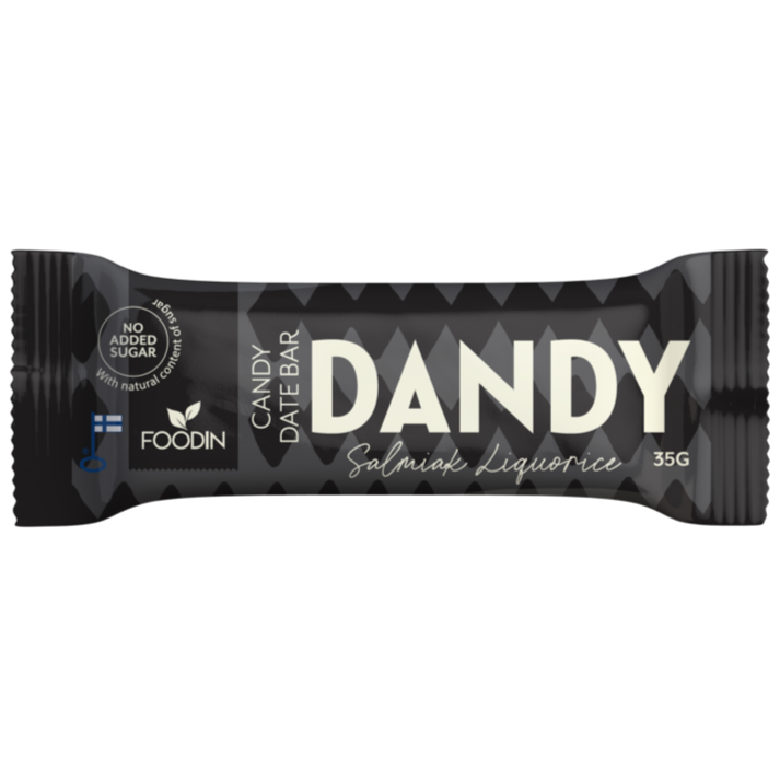 Foodin Dandy Candy Date Bar Salmiak Liquorice; musta, mattapintainen patukan kääre on suorakulmainen ryppyisin suljetuin reunoin; lihavalla valkoisella tekstillä lukee "Dandy", pienemmällä "Candy Date Bar" ja "Salmiak Liquorice"; muita mainintoja ovat "No added sugar", Foodin-merkki ja paino 35 g; kuvassa ei ihmisiä tai rekvisiittaa, tausta on yksivärinen alusta.