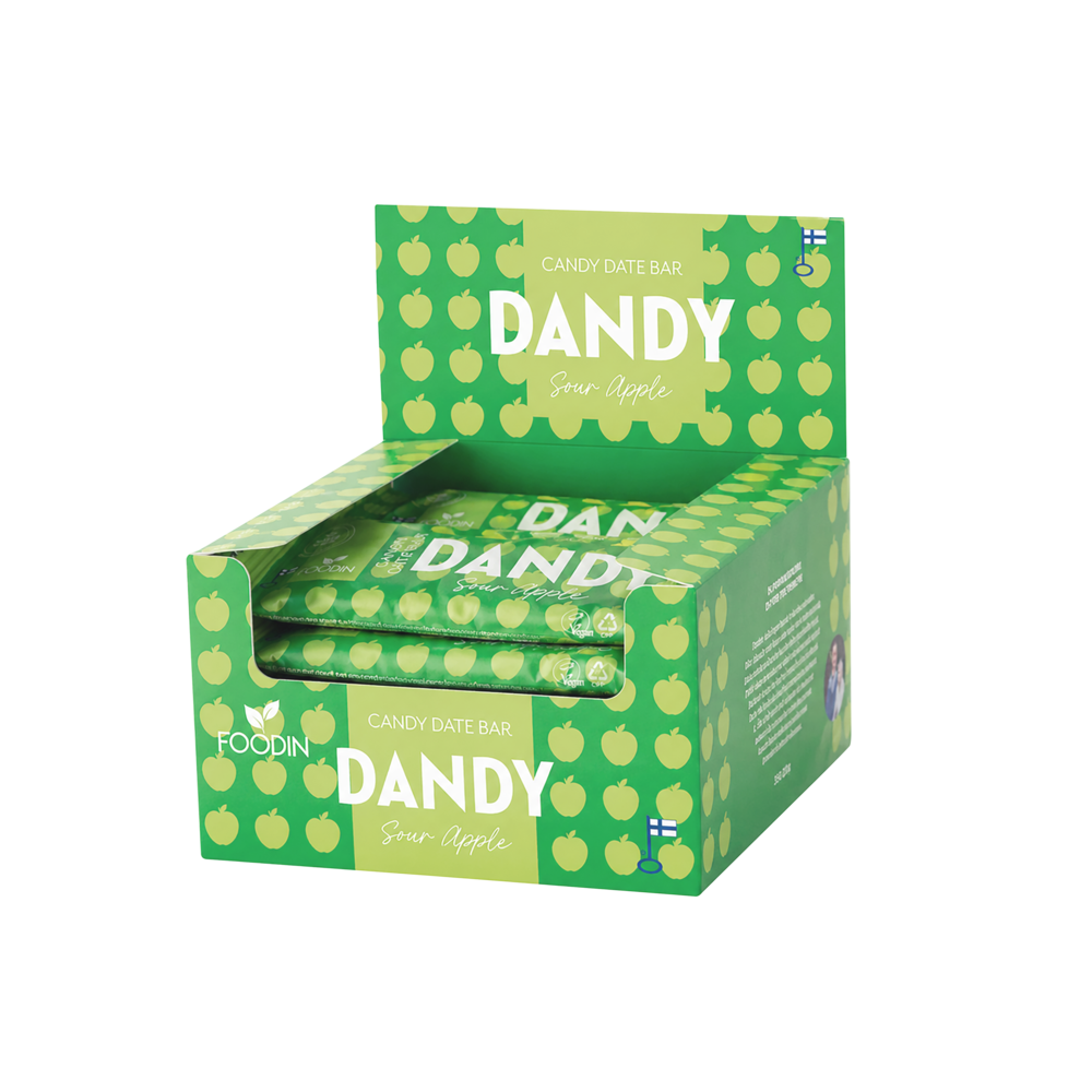 Foodin Dandy Candy Date Bar Sour Apple: vihreä suorakulmainen rasia mattapinnalla sisältää useita yksittäin käärittyjä patukoita; pakkauksessa pieniä omenaikoneita ja selkeästi näkyvä teksti "Foodin Dandy Sour Apple" rasian etuosassa; tuote on aseteltu neutraalia taustaa vasten, ei ihmisiä tai käsiä näkyvissä.