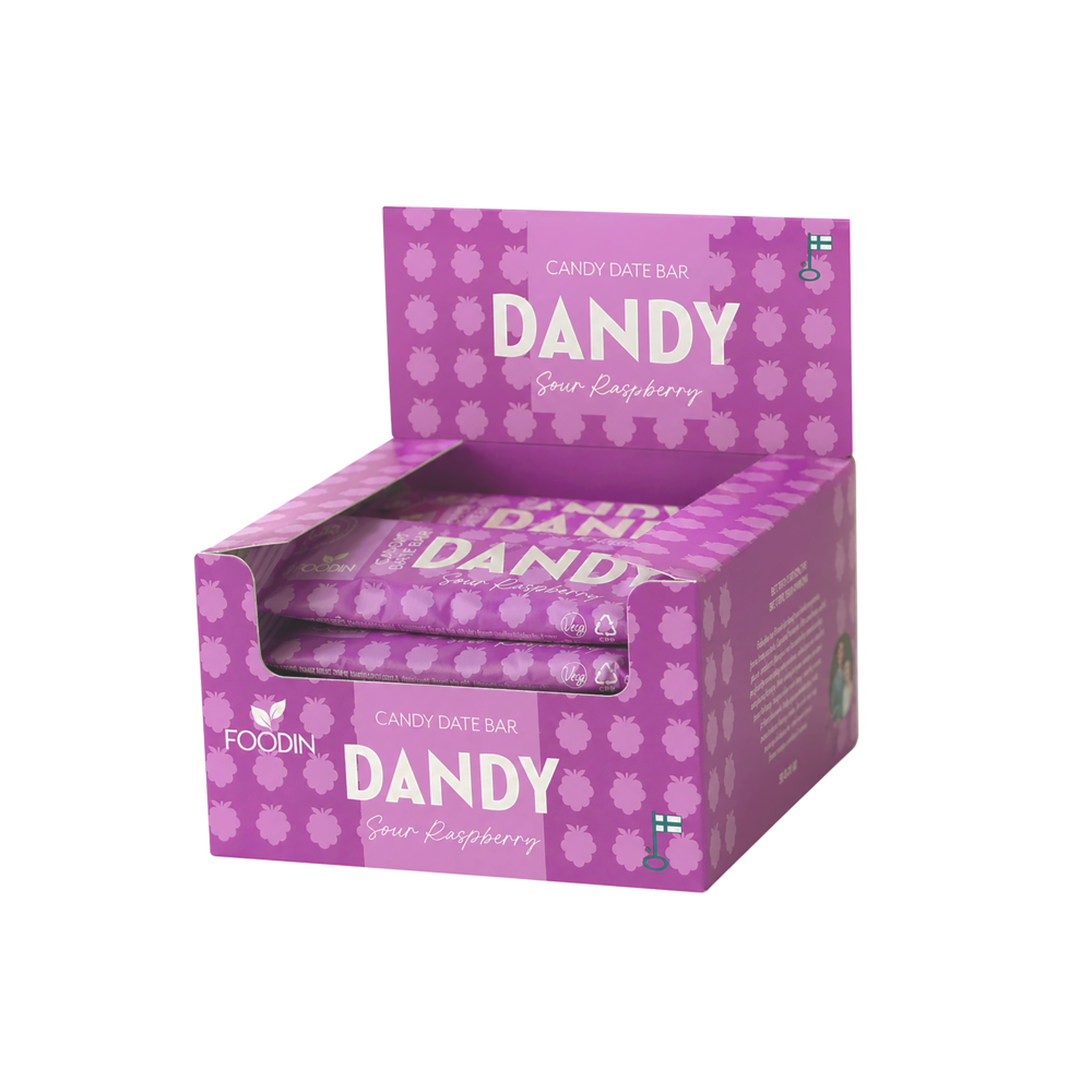 Foodin Dandy Candy Date Bar Sour Raspberry: violetti rasia Foodin Dandy Sour Raspberry -taatelipatukoita, sisällä useita patukoita näkyvissä; suorakulmainen mattapintainen rasia vadelmakuvituksin ja valkoisella groteskitekstillä pinkki-violetilla pohjalla; tuote- ja makunimet ovat luettavissa; yksittäiset patukkakääreet noudattavat samaa pakkausteemaa; ei ihmisiä tai käsiä näkyvissä; neutraali tausta, tuote kuvattu läheltä ja suoraan edestä.