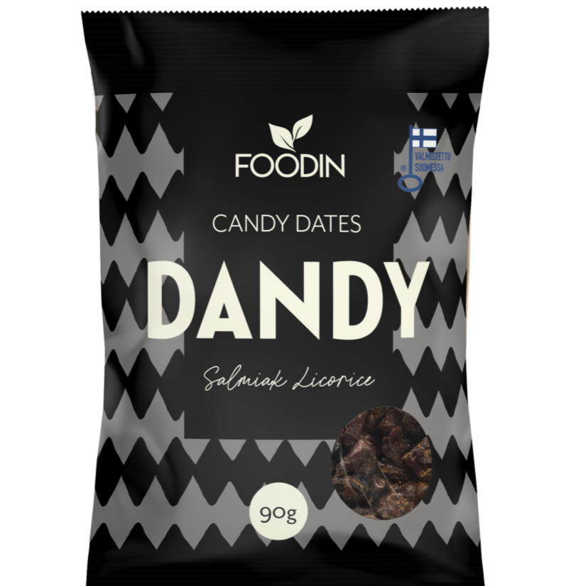 Musta-valkoinen pussi merkinnällä FOODIN Candy Dates Dandy Salmiak Licorice, 90 g, pienellä ikkunalla joka näyttää tummia karkkipaloja, ja Suomen lipun kuvake oikeassa yläkulmassa, mainiten herkullisen salmiakin maun. Mattapintainen muovipakkaus keskitetyllä lihavoidulla tuotenimellä, niukka kuvitus. Kuva on pelkistetyllä valkoisella taustalla, erillisenä tuotekuvana. Ihmisiä tai käsiä ei näy.