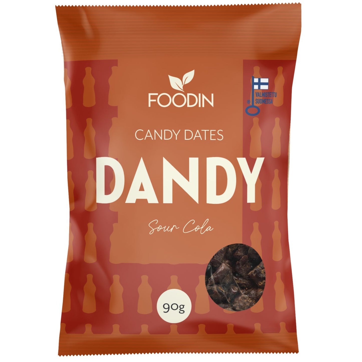 Foodin Dandy Candy Dates Sour Cola; punaoranssi pussi FOODIN Dandy Candy Dates -tuotetta, Sour Cola -maku, 90 g; pussin muotoinen pakkaus mattapintainen, etusivulla painettuja mustia pullosiluetteja; alaosassa kirkas ikkuna näyttää tummanruskeita makeispaloja; kulmassa pieni Suomen lipun kuvitus; tuote- ja makunimet lihavoidulla groteskitekstillä; tausta tasainen valkoinen, ei ihmisiä tai käsiä kuvassa.