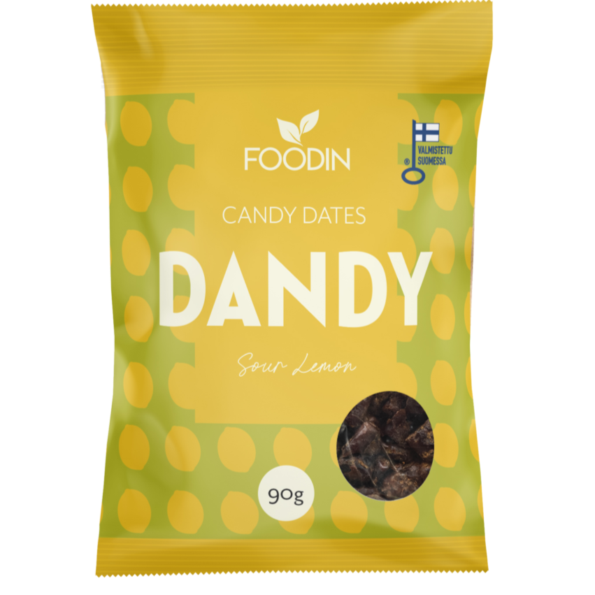 Keltainen pussi Foodin Candy Dates Dandy Sour Lemon -makuisena, 90 g. Pakkauksessa on leikkisiä pilkkukuvioita, Foodin-logo ja pieni kirkas ikkuna, joka näyttää sisällä olevat taatelikarkit. Mattapintainen muovipussi on suorakulmainen; etiketissä lukee tuotenimi ja paino pääteviivattomalla fontilla. Tuote seisoo pystyssä pelkistetyllä taustalla, ihmisiä tai käsiä ei näy kuvassa.