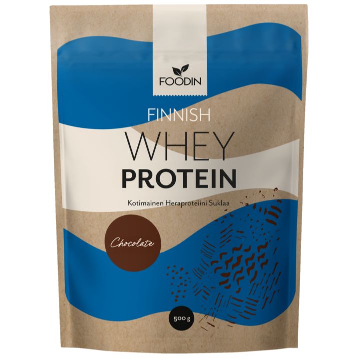 Foodin Kotimainen Heraproteiini Suklaa; 500 g:n pussi Foodin Finnish Whey Protein -proteiinia suklaanmaussa, abstrakteja sinisiä ja valkoisia kuvioita ruskeaa taustaa vasten; pakkaus taipuisaa suorakaiteen muotoista muovia mattapinnalla; tuotenimi ja brändi painettu lihavoidulla groteskikirjasimella; studiokuva edestä ilman ihmisiä tai käsiä; ei ylimääräistä rekvisiittaa tai ympäristöelementtejä.