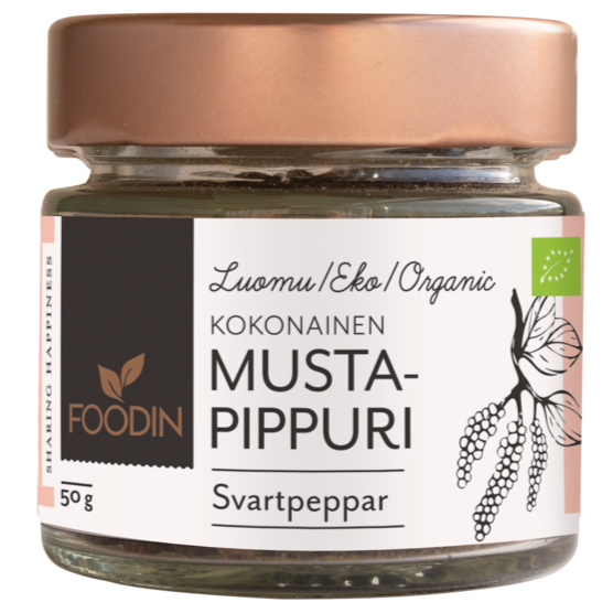 Foodin Luomu Kokonainen Mustapippuri, pieni kirkas lasipurkki suomen- ja ruotsinkielisellä etiketillä, sylinterimäinen muoto ja metallinen ruusukultainen kierrekansi; etiketissä mustapippurien kuvitus ja yksinkertainen groteskifontti; tuote yksin neutraalia, yksinkertaista taustaa vasten, ei ihmisiä eikä käsiä kuvassa.