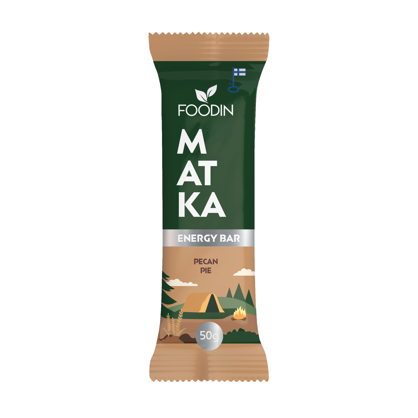 Foodin MATKA Energy Bar Pecan Pie; vihreä ja beige Foodin MATKA -energiapatukan kääre pekaanipiirakan maussa, kuvituksena telttaa, nuotiota ja puita; suorakaiteen muotoinen mattapakkaus; etiketissä lohko- ja tikkukirjasinta; Suomen lipun kuvake näkyvissä, paino ”50g” selkeästi painettuna; etiketissä mainita luonnonmukaisista ainesosista ulkokäyttöön; ei ihmisiä tai käsiä kuvassa; tasainen tausta korostaen tuotetta.