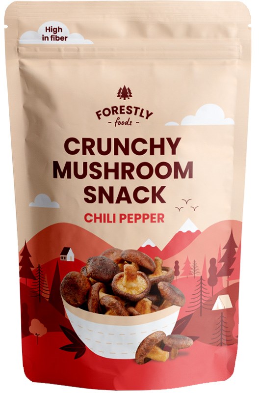 Forestly Sienisipsi Chili; beige pussi rapeaa sieni-vÀlipalaa chilimaulla; mattapintainen pakkaus kuvitetulla sienikulholla ja useilla tyylitellyillÀ punaisilla puilla etuosassa; suuri lihavoitu groteskikirjasin tuotenimessÀ, pienempi lohkoteksti maulle; luettavassa etiketissÀ lukee "High in fiber"; ei ihmisiÀ tai kÀsiÀ nÀkyvissÀ; eristetty tuotekuva yksivÀrisellÀ taustalla.