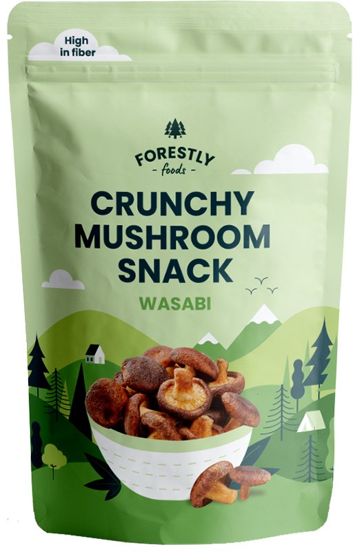 Forestly Sienisipsi Wasabi; vihreä Forestly Foods -pussi merkitty rapeaksi sieni-välipalaksi wasabimaulla, etuosassa kulho sieniä, ulkoilmakuvitusta ja maininta runsaasta kuidusta korostaa wasabimakua; mattapintainen muovipussi uudelleensuljettavalla yläosalla; tuotenimi lihavoidulla groteskikirjasimella; kuvitettu tausta näyttää maisemaa puineen ja pilvineen; ei ihmisiä tai käsiä näkyvissä; kuva suoraan edestä.