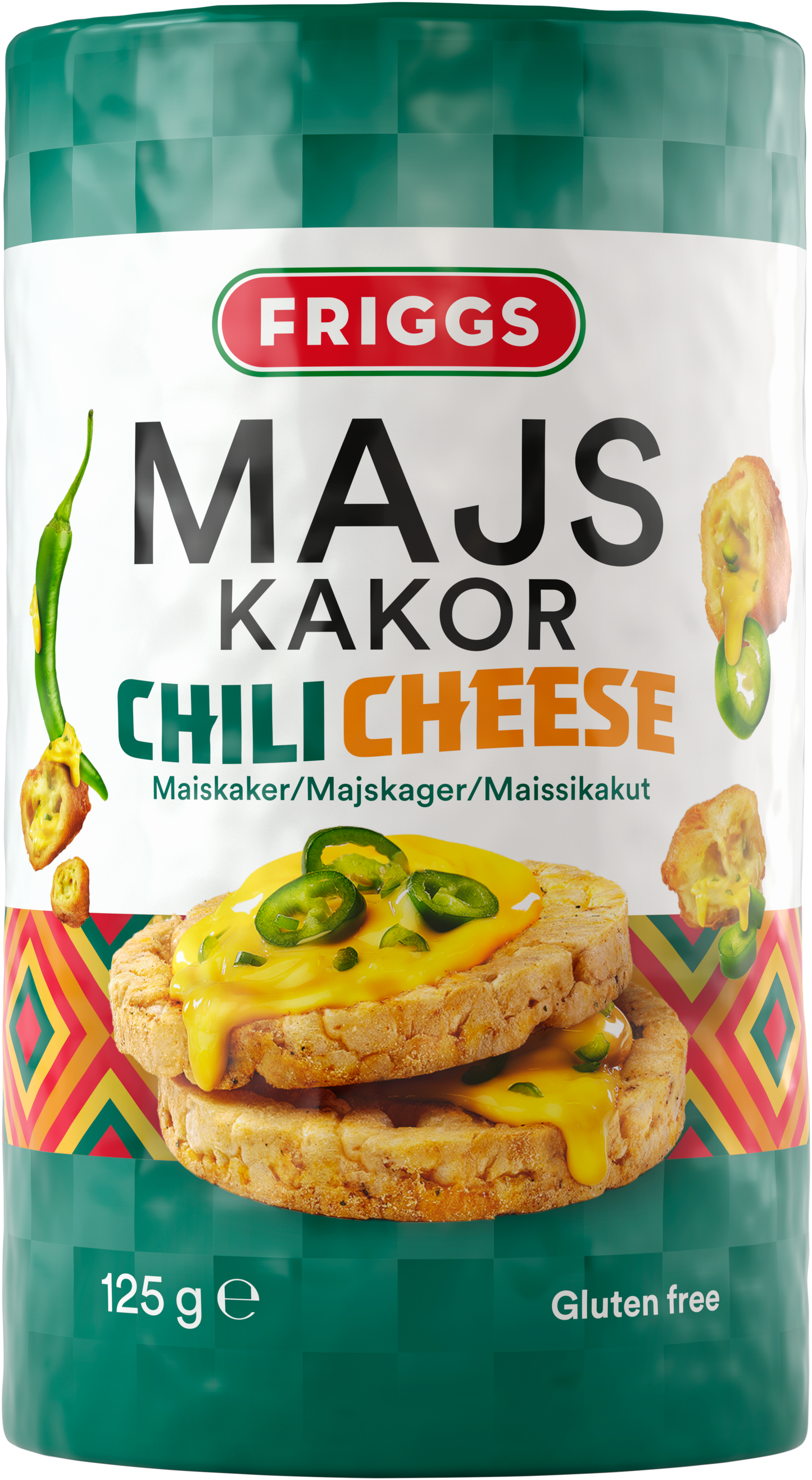 Friggs-maissikakkupakkaus chilijuustonmakuisena, lieriömäinen muovipakkaus kiiltäväpinnalla, päävärit punainen, valkoinen ja keltainen; painetut kuvat näyttävät pyöreitä maissikakkuja sulaneen juuston ja pilkotun vihreän jalapeñon kanssa; etiketissä lukee 125 g, gluteeniton ja rapea rakenne; ei ihmisiä tai käsiä näkyvissä; kuvattu yksinkertaisella taustalla.