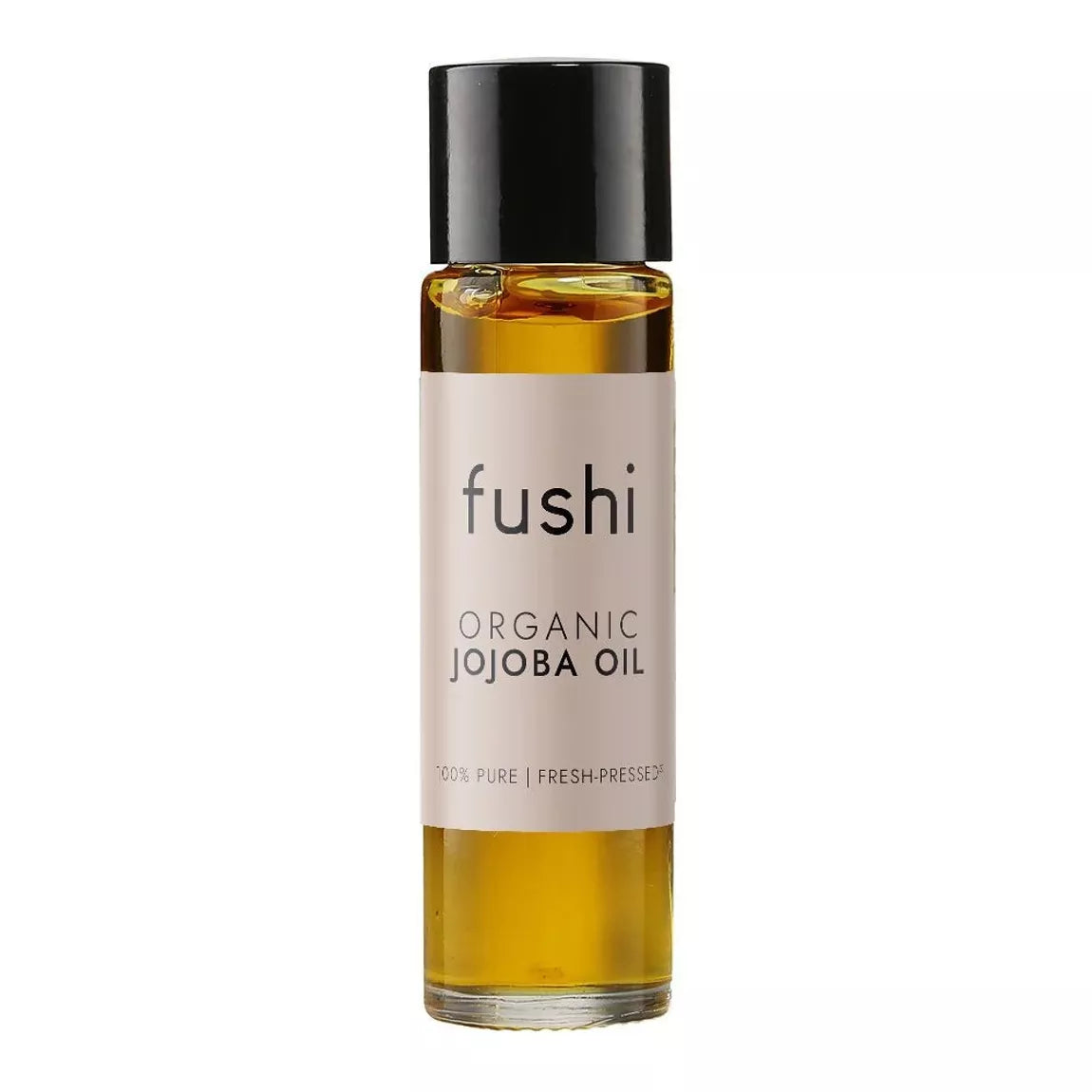 Fushi Luomu Jojobaöljy; läpinäkyvä pullo, jossa musta korkki, beige etiketti ja kultaisenväristä öljyä; etiketissä teksti ”100% PURE | FRESH-PRESSED jojoba oil”; lieriömäinen muoto, kiiltävä pinta, musta lihavoitu groteskikirjasin; tasainen valkoinen tausta, keskitetty studiokuva, ei ihmisiä tai käsiä.