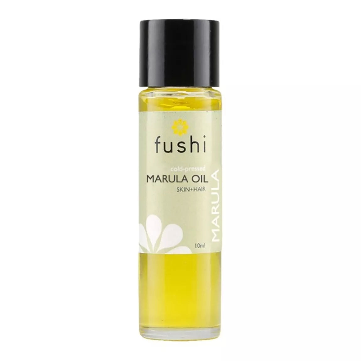 Fushi Marulaöljy; pieni läpinäkyvä lieriömäinen lasipullo, jossa musta mattakorkki ja kullankeltaista öljyä; etiketissä teksti ”fushi cold-pressed Marula Oil Skin + Hair”, pieni kukkakuvio ja yksinkertainen groteskiteksti; pakkauskoko 10 ml; kuvattu tasaisella, neutraalilla taustalla ilman ihmisiä tai muita esineitä.