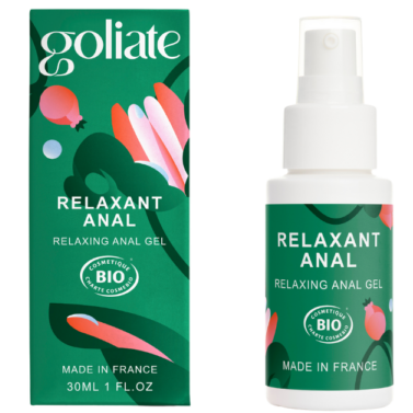Goliate Rentouttava Anaaligeeli; rasia ja suihkepullo tekstillä Relaxant Anal Relaxing Anal Gel, molemmissa kukkakuvitusta, BIO-merkintä ja Made in France; vihreä suorakulmainen rasia mattapinnalla vasemmalla, valkoinen sylinterin muotoinen suihkepullo vihreällä etiketillä oikealla; pakkausten kirjasin groteski; tausta neutraali yhtenäinen, ei ihmisiä tai käsiä, tavanomainen suora tuotekuva.