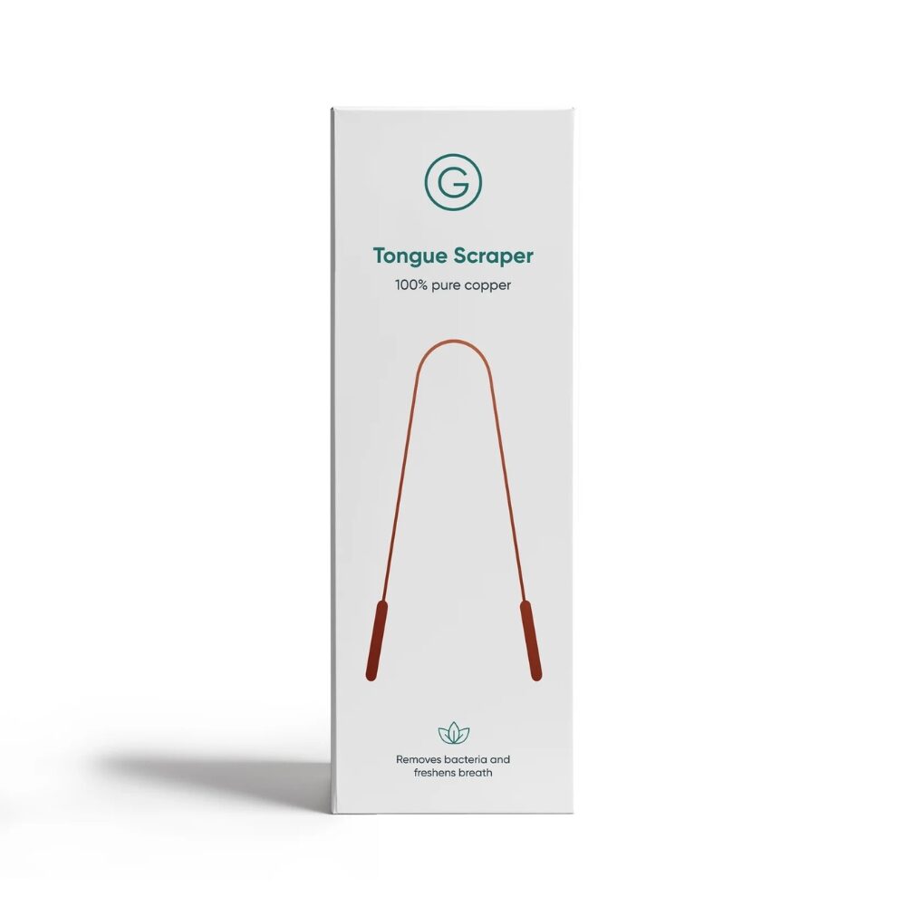 Gutology Kuparinen kielenkaavin: valkoinen suorakulmainen pahvirasia mattapinnalla; etiketissä teksti "Tongue Scraper 100% pure copper", vihreä logo, kuvitus kuparisesta kielenkaapimesta sekä pieni ikoni tekstillä bakteerien poistosta ja hengityksen raikastamisesta; teksti on lihavoitua groteskikirjasinta; tuote on kuvattu edestäpäin valkoista taustaa vasten, ei ihmisiä tai käsiä näkyvissä.