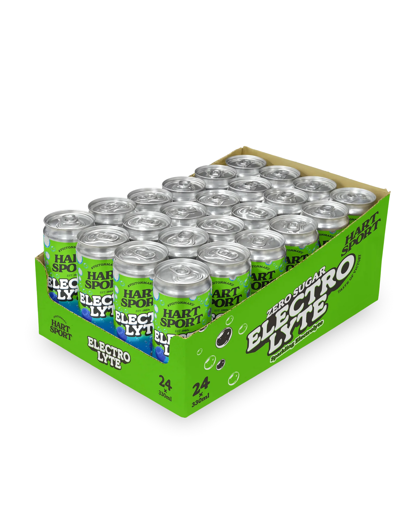 Hart-Sport Electrolytes Multifruit: vihreä pahvitarjotin, jossa 24 hopeanväristä Hart Sport Electrolyte Zero Sugar -tölkkiä, kukin merkitty lihavoidulla valkoisella ja vihreällä tekstillä elektrolyyttipitoisesta nesteytyksestä; avoyläinen tarjotin näyttää tölkit siististi riveissä; tölkit ovat sylinterimäisiä metallipinnalla; tarjotimessa painettua brändäystä näkyvissä reunoilla; kuva on hyvin valaistu neutraalia taustaa vasten, ei ihmisiä näkyvissä.