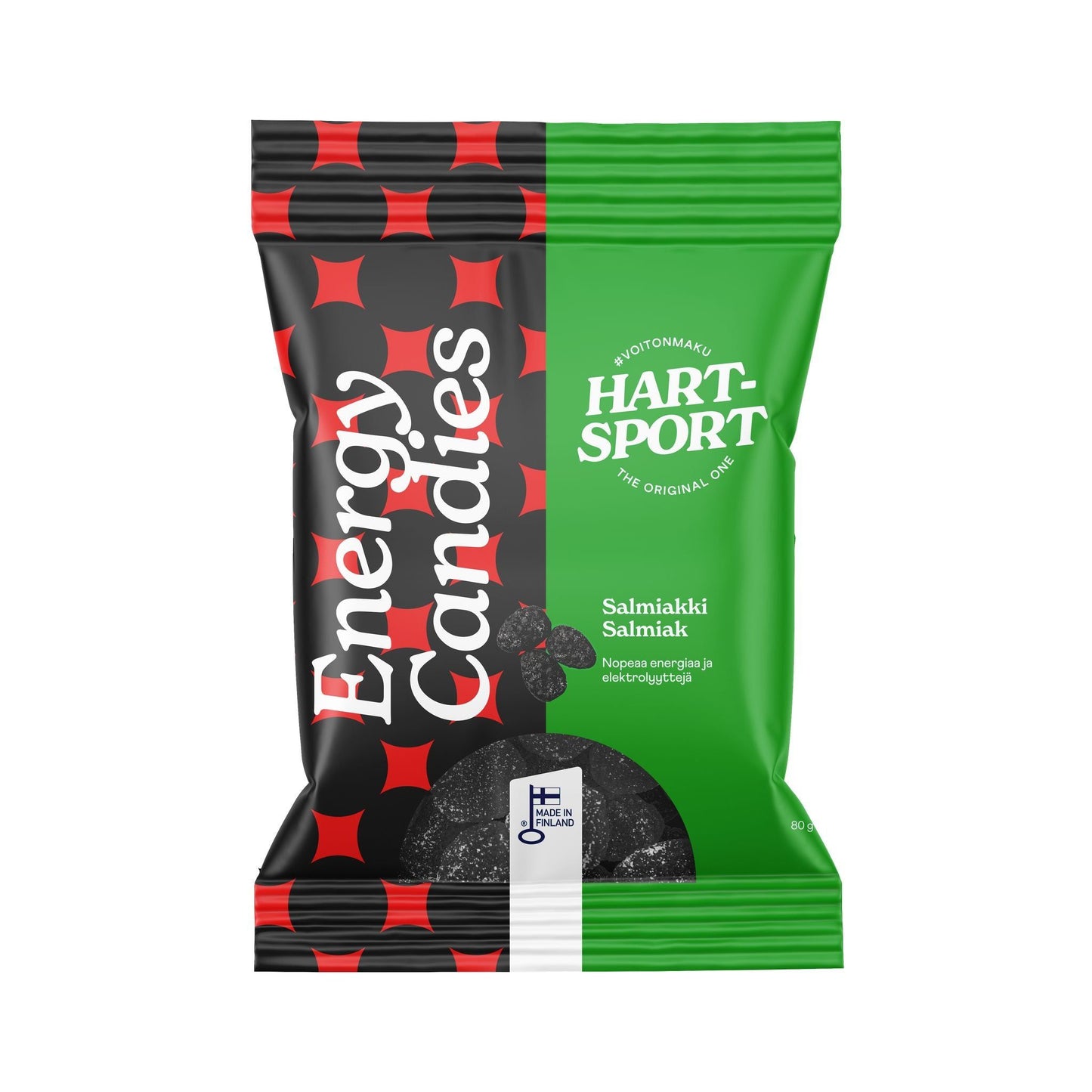 Hart-Sport Energy Candies Salmiakki; vihreä ja musta pussi tekstillä "Energy Candies" Hartsport-brändillä ja "Salmiakki Salmiak" -maininnalla; pakkauksessa geometrinen punainen ja musta kuvio, mattapinta, suorakaiteen muotoinen ja kirkas muovi-ikkuna keskellä näyttää tummia soikeita karkkeja; teksti lihavoitua groteskia valkoisena vaakariveissä; tausta valkoinen, ei ihmisiä eikä käsiä näkyvissä, tuote esillä suoraan edestä silmän korkeudelta.