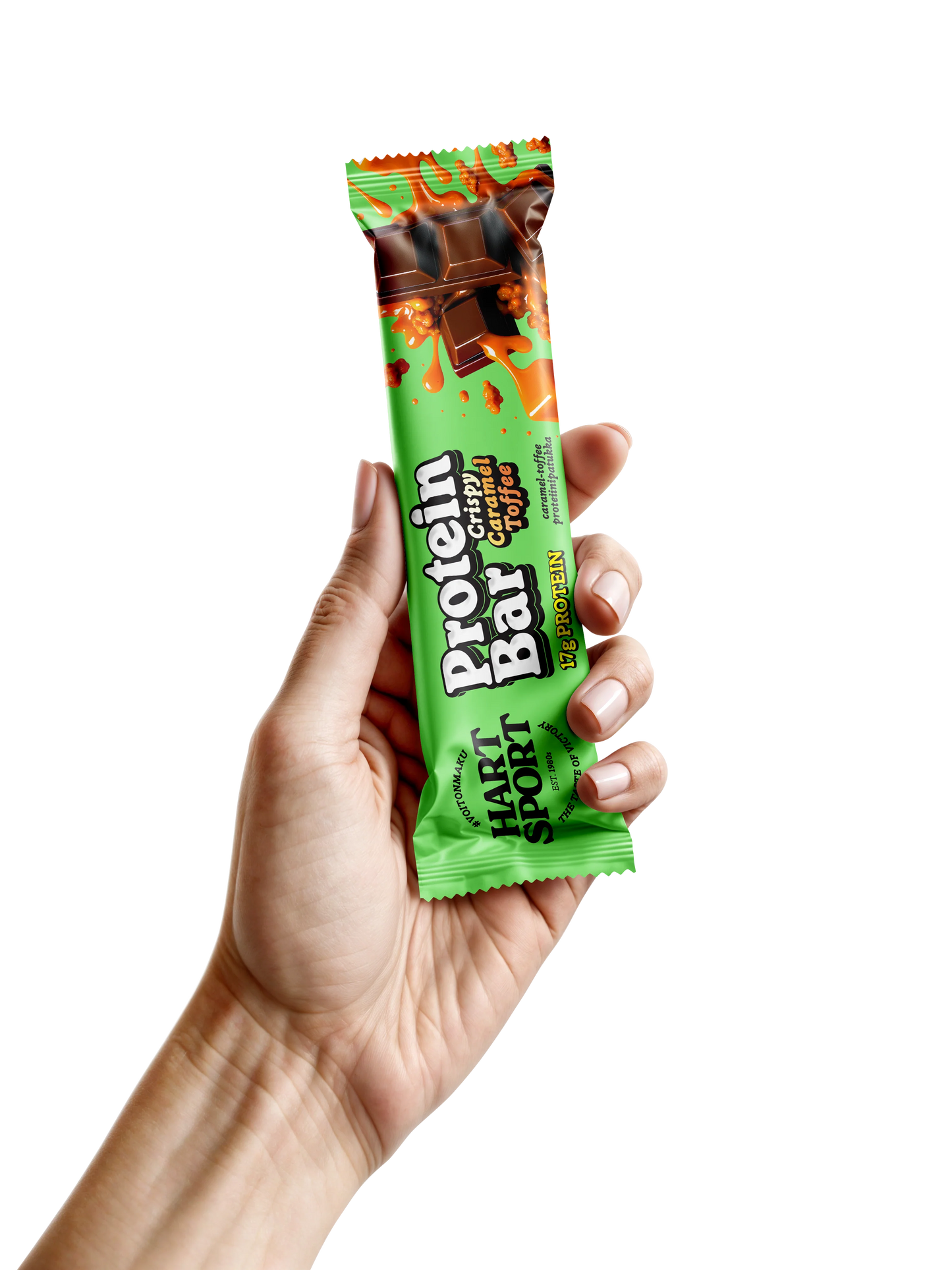 Hart-Sport Protein Bar Crispy Toffee Caramel; käsi pitelee vihreäkääreistä, suorakulmaista proteiinipatukkaa sileällä, mattapintaisella kääreellä; kääreessä lukee ”Protein Bar” lihavalla valkoisella kirjaimella, mukana valokuvamaisia kuvituksia suklaasta ja karamellipaloista; tausta valkoinen.