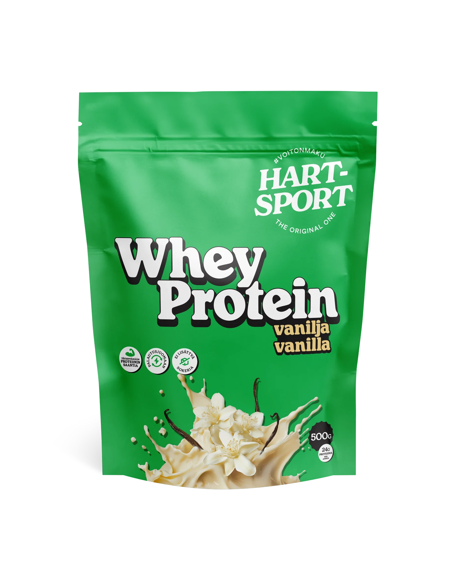 Hart-Sport Whey Protein Vanilja; vihreä pussi Hart-Sport Whey Protein -tuotetta vaniljanmaussa, etusivulla vaniljankukkia ja maitoroiskeita, sisältää 500 g proteiinijauhetta; pussi muovia mattapinnalla, suorakaiteen muotoinen uudelleensuljettavalla yläreunalla; valkoista groteskitypografiaa ja keltaisia tehosteita näkyvissä; tausta tasainen valkoinen; ei ihmisiä tai käsiä; yksittäinen tuote keskitettynä kuvassa.