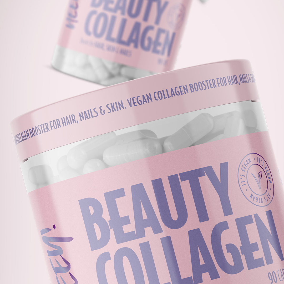 Heey! Beauty Collagen; lähikuva vaaleanpunaisesta muovipurkista tekstillä Beauty Collagen, täynnä valkoisia kapseleita; etiketissä selkeää groteskitekstiä, joka kertoo tuotteen olevan vegaaninen kollageenitehostaja biotiinilla hiuksille, kynsille ja iholle; purkin pinta mattapintainen ja pyöreähkö muotoinen; taustalla epätarkkana toinen samanlainen vaaleanpunainen purkki.