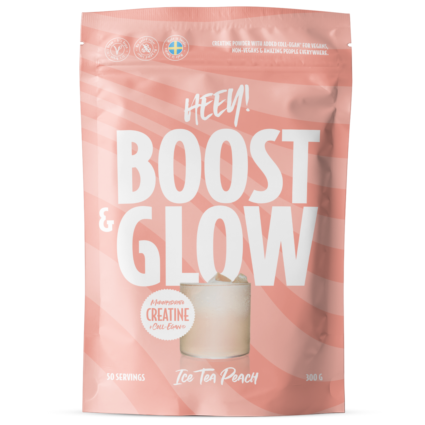 Heey! Boost & Glow Creatine + Coll-egan®, Ice Tea Peach; vaaleanpunainen, mattapintainen pystypussi, jossa lukee BOOOST & GLOW, painettuna persikanvärisiä pyörrekuvioita; pakkauksessa kuva lasista persikkajäätee; valkoisessa groteskitekstissä luetellaan kreatiini ja kauraekstrakti sekä sopivuus sekä vegaaneille että ei-vegaaneille; ei ihmisiä tai käsiä näkyvissä; studiotausta vaalea ja yksivärinen.