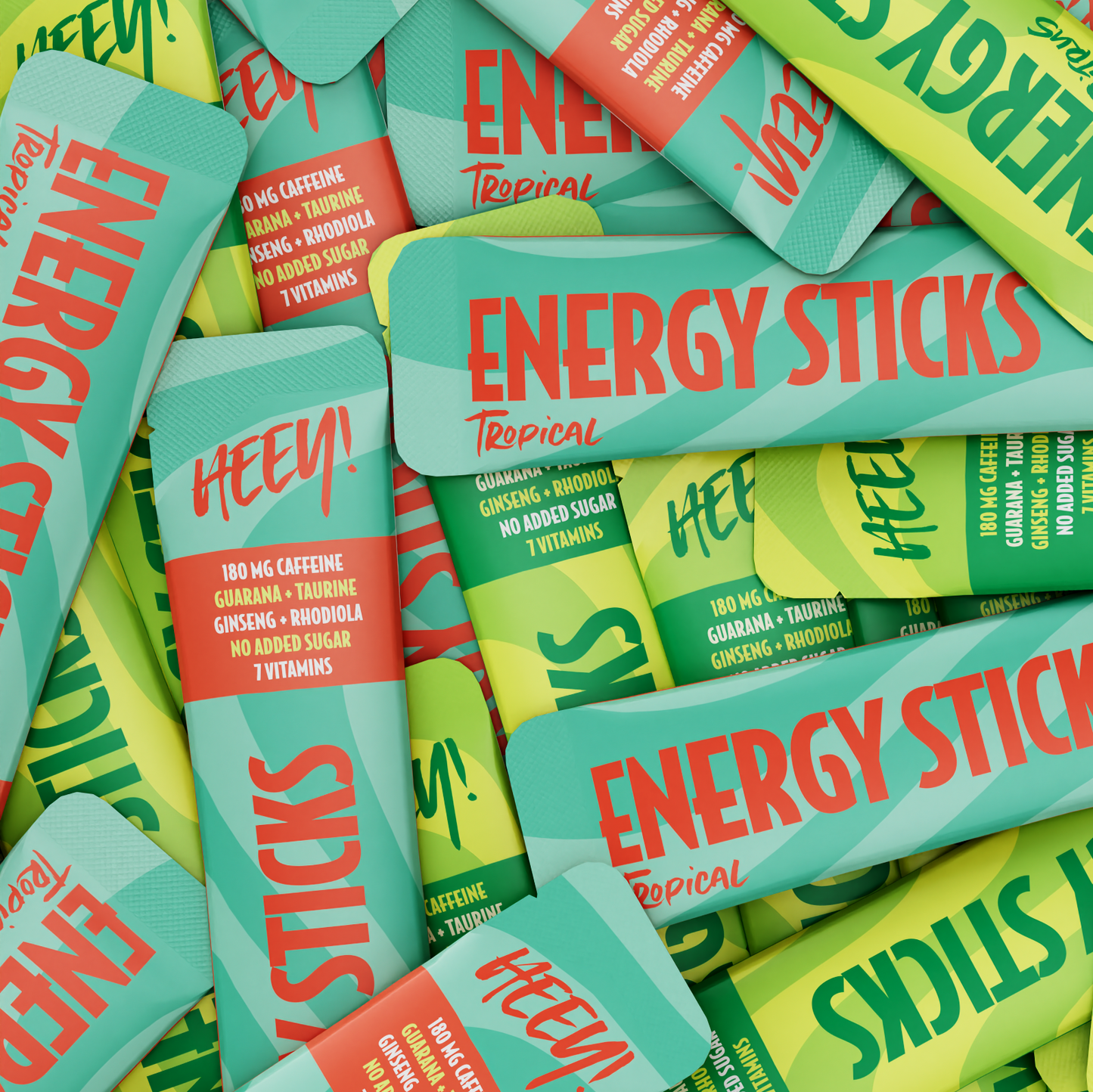 Heey! Energy Sticks Caffeine + Guarana, maku Zesty Citrus; kasa suorakaiteen muotoisia mattapintaisia pusseja vihreän ja turkoosin sävyisenä, tekstillä ENERGY STICKS Tropical ja HEY!, limittäin eri suuntiin; ainesosa- ja kofeiinipitoisuustiedot painettu selkeästi etuosaan groteskifontilla; ei ihmisiä tai käsiä; alusta pussien alla ei näkyvissä.