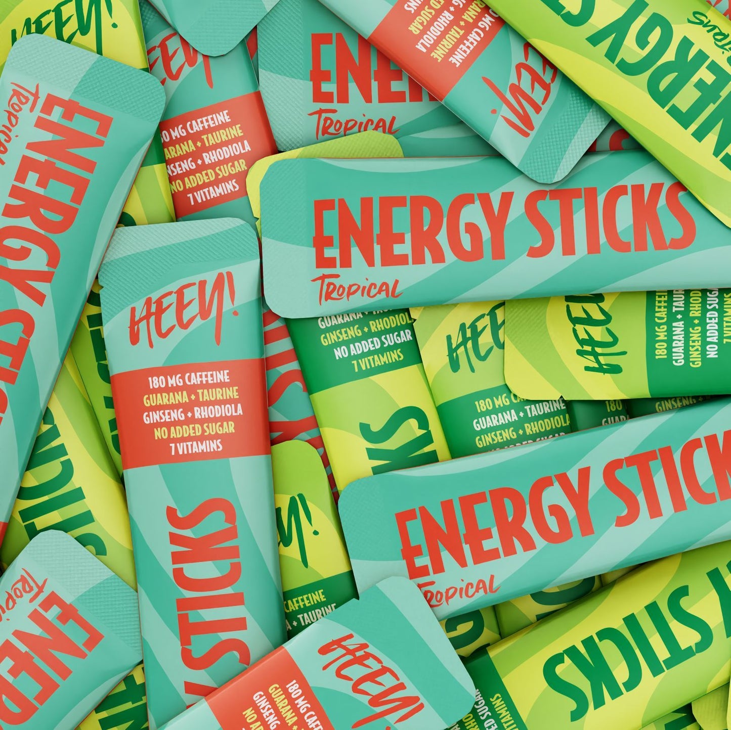Heey! Energy Sticks Caffeine + Guarana, maku Tropical; kasa suorakaiteen muotoisia mattapintaisia pusseja vihreän ja turkoosin sävyisenä, tekstillä ENERGY STICKS Tropical ja HEY!, limittäin eri suuntiin; ainesosa- ja kofeiinipitoisuustiedot painettu selkeästi etuosaan groteskifontilla; ei ihmisiä tai käsiä; alusta pussien alla ei näkyvissä.
