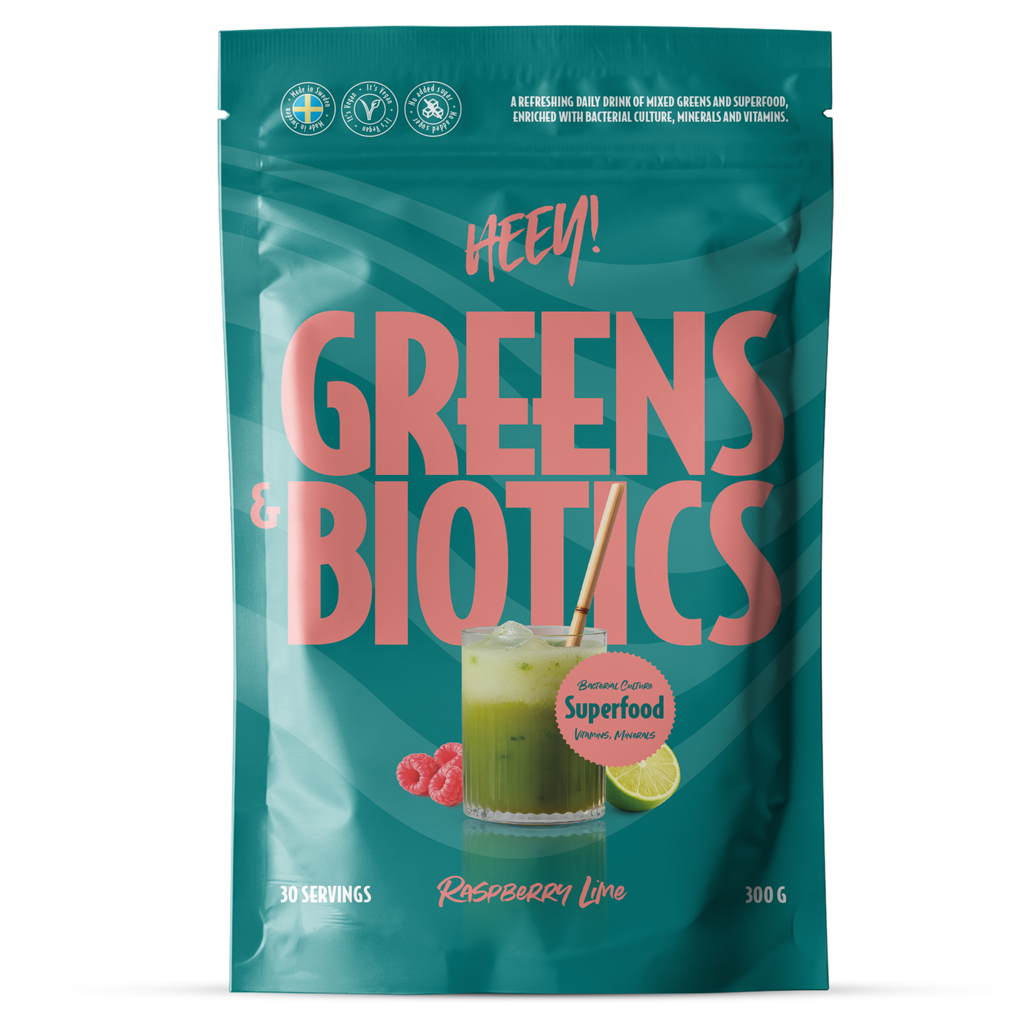 Heey! Greens & Biotics Superfood Raspberry Lime: turkoosi mattapintainen pussi tekstillä "Greens & Biotics" pystyasennossa; pakkauksessa kuvitus lasista vihreää juomaa valkoisella pillillä sekä vadelmien ja limetin kuvitukset vieressä; etuosassa mainitaan "Superfood", "Raspberry Lime" -maku, 30 annosta ja 300 g; valkoinen tausta, ei ihmisiä tai käsiä näkyvissä.