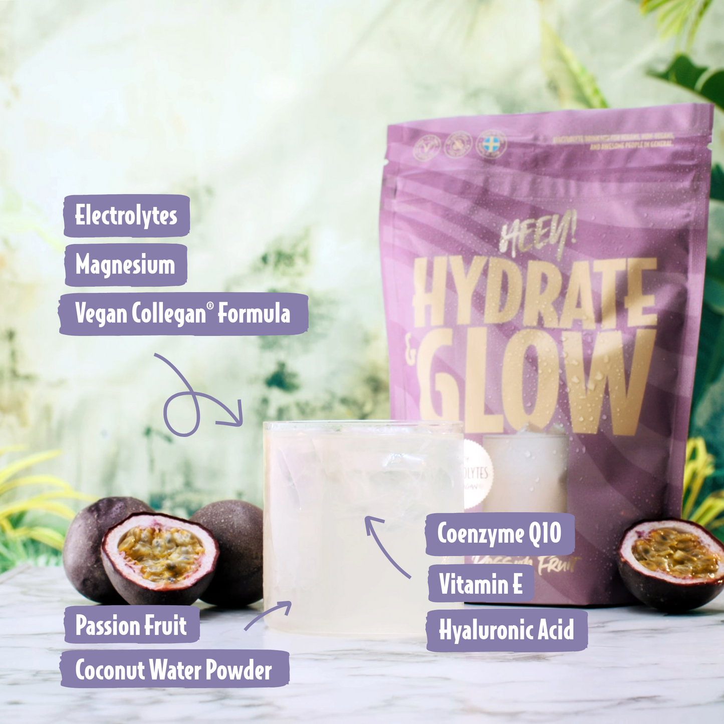Heey! Hydrate & Glow Electrolytes + Coll-egan® Passionfruit; lasillinen vaaleaa juomaa aseteltuna passionhedelmien ja violetin Hydrate & Glow -pussin väliin; pussi kiiltäväpintainen valkoisin groteskitekstein; näkyvissä olevissa etiketeissä ainesosanimet elektrolyytit, magnesium, vegaaninen kollageeni, koentsyymi Q10, E-vitamiini ja hyaluronihappo; ei ihmisiä tai käsiä; neutraali ja huomaamaton tausta, suoraan edestä kuvattu tuotekuva.