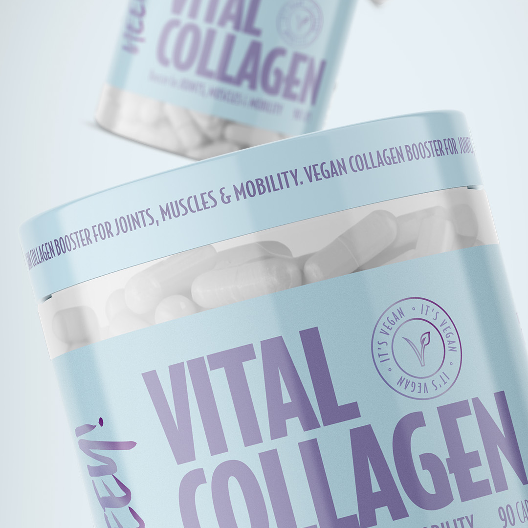 Heey! Vital Collagen; lähikuva kahdesta lieriömäisestä vaaleansinisestä muovipurkista tekstillä VITAL COLLAGEN, sisällä valkoisia kapseleita; pinta mattapintainen; etiketissä lihavoitua groteskitekstiä listaamassa vegaanisen kollageenin, nivelten, lihasten ja liikkuvuuden hyötyjä; pyöreä Vegan-merkki näkyvissä purkissa; valkoinen tausta, ei ihmisiä tai käsiä kuvassa.