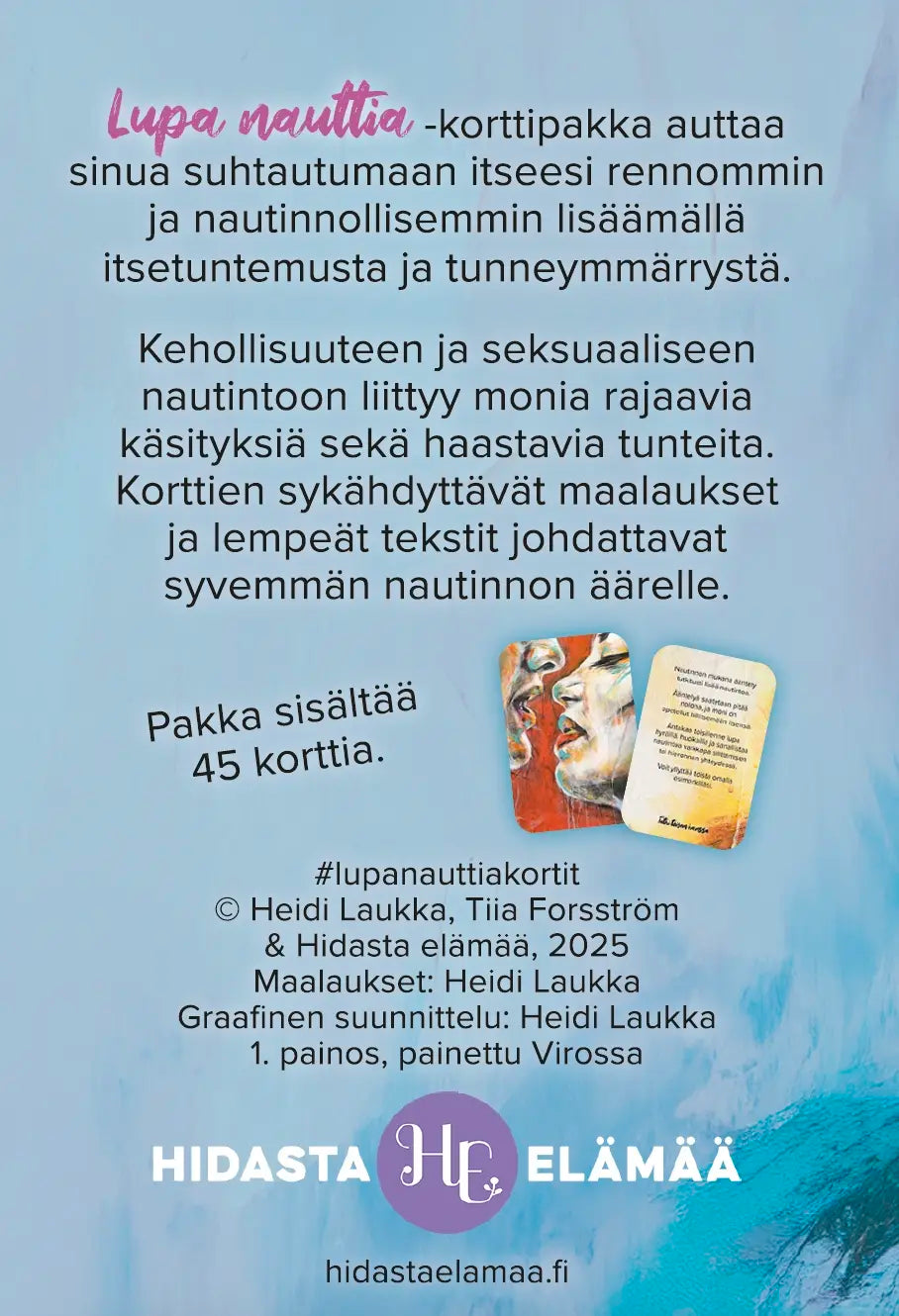 Hidasta Elämää Lupa nauttia -kortit; suomenkielinen korttipakkamainos vaaleanpunais-sinisellä vesiväritaustalla, tekstiä nautinnon ymmärtämisestä ja logoja alaosassa; kuvassa suorakaiteen muotoinen korttipakkaus, joka sisältää 45 korttia; pakkaus näyttää taiteellisia vesiväri-illustraatioita eri hetkistä; typografia selkeä ja moderni mattapinnalla, kaikki sisältö keskitetty kuvaan; ei ihmisiä tai käsiä näkyvissä.
