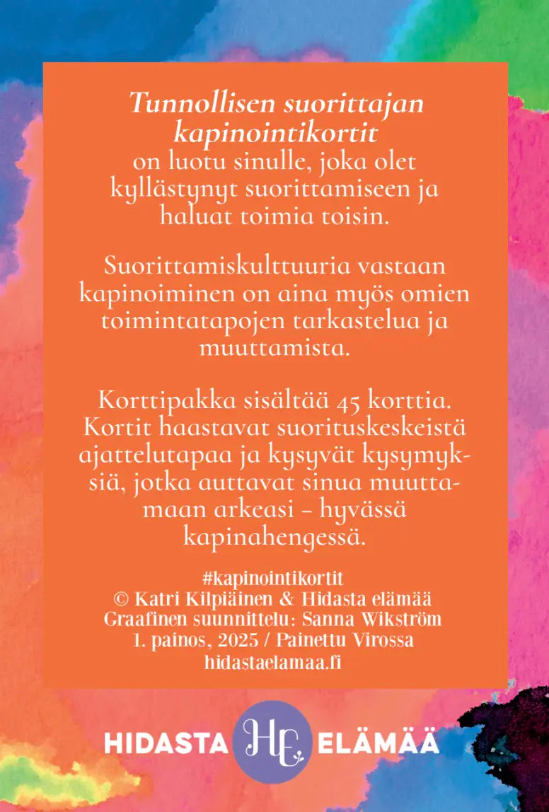 Hidasta Elämää Tunnollisen suorittajan kapinointikortit; suomenkielinen kortti nimeltä kapinointikortit, väripintaisia maalitekstuureja ylä- ja alareunassa, Hidasta elämää -logo keskitettynä alaosaan; suorakaiteen muotoinen, tavanomaista kortonkia mattapinnalla; etuosassa lihavoitua, selkeästi luettavaa modernia groteskitekstiä; ei pakkausta tai käsiä näkyvissä; tasokuva vaalealla taustalla.