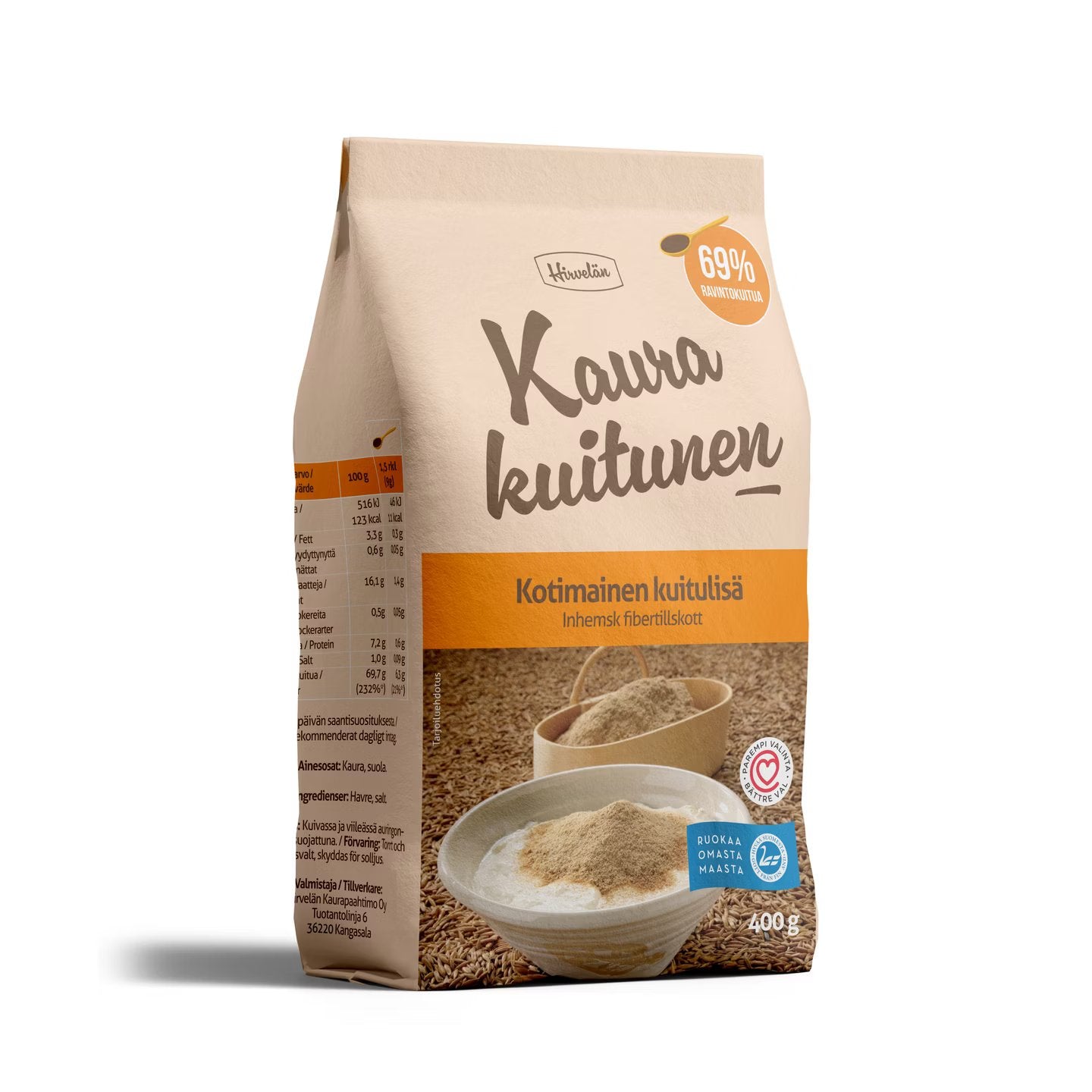 Hirvelän Kaurakuitunen, 400 g pakkaus suomalaista kaurakuituvalmistetta; suorakaiteen muotoinen pussi mattabeigen ja oranssin sävyisenä; etusivulla kuva kulhosta kaurakuitujauhetta sekä luettavissa oleva tuotenimi, paino ja ravintosisältötiedot selkeällä groteskifontilla; pakkausmateriaali joustavaa muovia; tausta valkoinen ilman muita esineitä tai ihmisiä.