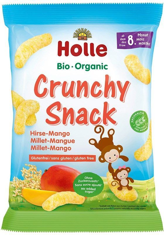 Holle Luomu Hirssi-Mango Snack, rapea luomunaposteltava vauvoille 8 kuukauden iästä alkaen; pakkaus mattapintaista muovia, väreinä vaalea keltaoranssi, pussi levenee alaosastaan ja seisoo suorakaiteen muotoisena; etusivulla piirretyt naposteltavat, mangoviipaleita, hirssinjyviä ja kaksi sarjakuvamaista apinaa; tuotenimi yksinkertaisella groteskifontilla, teksti monikielistä; tausta studiomainen ja yksivärinen, ei ihmisiä kuvassa.