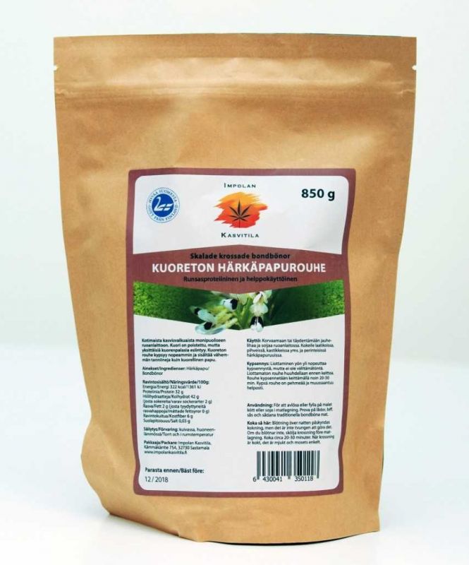 Impolan Kuoreton Härkäpapurouhe, 850 g; ruskea uudelleensuljettava pussi suomenkielisin tekstein, ravintosisältötiedoin ja vihreällä peltokuvalla, pystyssä valkoisella taustalla; mattapinta; suorakaiteen muotoinen, sivupoimuinen pussi; lihavoitu valkoinen ja vihreä groteskiteksti; ei ihmisiä tai käsiä.