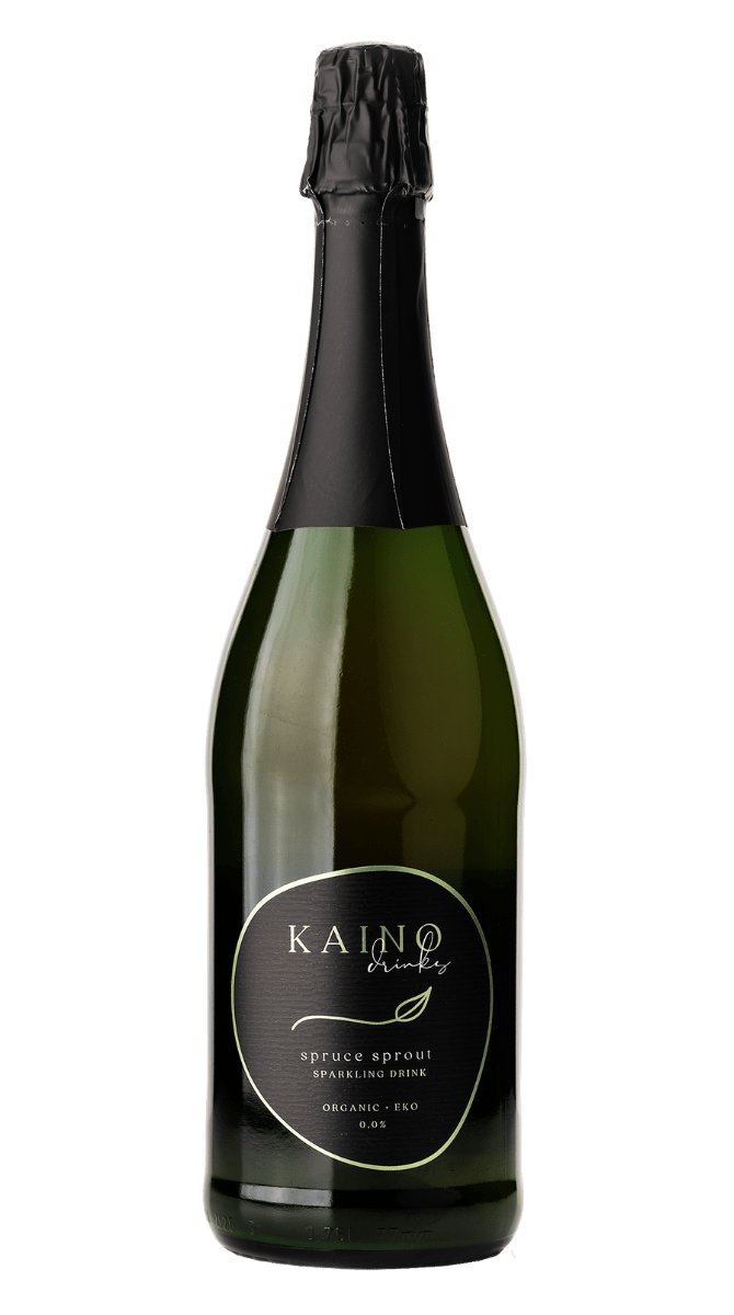 Kaino Luomu Kuusenkerkkä Kuohujuoma, tummanvihreä pullo mustalla foliokorkilla ja mustalla etiketillä, teksti "Kaino Drinks and Spruce Sprout Sparkling Drink Organic 0.0%"; pullo klassinen sylinterimäinen muoto kiiltäväpinnalla; mustassa etiketissä valkoista ja vihreää tekstiä yksinkertaisin, modernein fontein; ei ihmisiä eikä käsiä näkyvissä, tausta valkoinen.