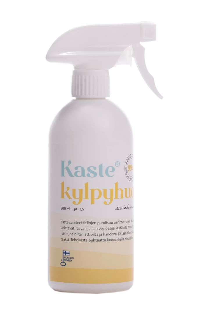 Kaste Saniteettitilojen Puhdistussuihke, valkoinen suihkepullo tekstillä "Kaste kylpyhuone", teksti suomeksi; muovinen pullo mattapinnalla, valkoinen kaareva laukaisusuutin ja keltainen nauha kaulan kohdalla; muoto sylinterimäinen pyöristetyin hartioin; etiketin teksti selkeää ja groteskista; ei ihmisiä eikä käsiä näkyvissä, tausta vaalea ja studiomainen.