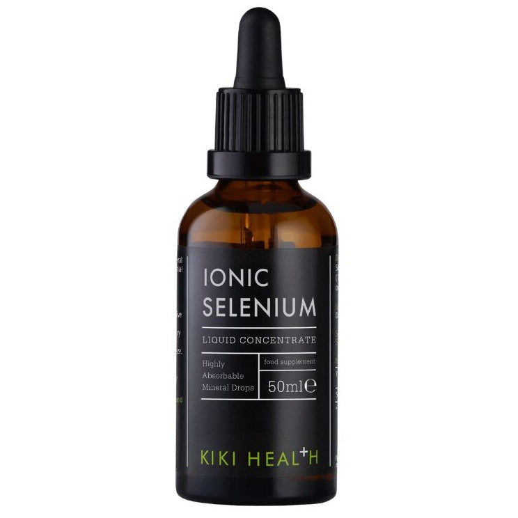 Kiki Health Ionisoitu Seleeni; ruskea lasinen tippapullo tekstillä Ionic Selenium Liquid Concentrate KIKI Health -merkiltä, 50 ml, sisältää ionista seleeniä, mustaa ja vihreää tekstiä mustalla etiketillä; sylinterin muotoinen pullo mattamustalla kierrekorkilla ja sisäänrakennetulla tippaimella; etiketti käyttää suuraakkosin groteskikirjasinta, ”KIKI HEALTH” vihreänä; valkoinen tausta, tasaisesti valaistu studiokuva, ei ihmisiä tai muita esineitä.